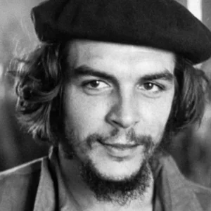 Ché Guevara con su boina recién comprada en La Favorita