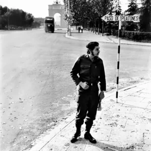 Ché Guevara paseando con su boina de La Favorita en Moncloa (Madrid)