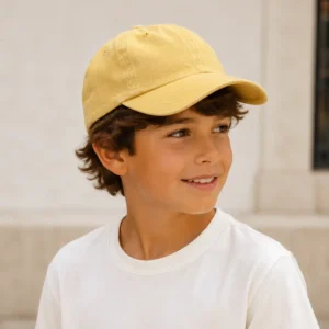 Niño con gorra deportiva