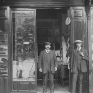 Teodoro Enguita en la puerta de La Favorita con su hijo Antonio (foto de 1914)