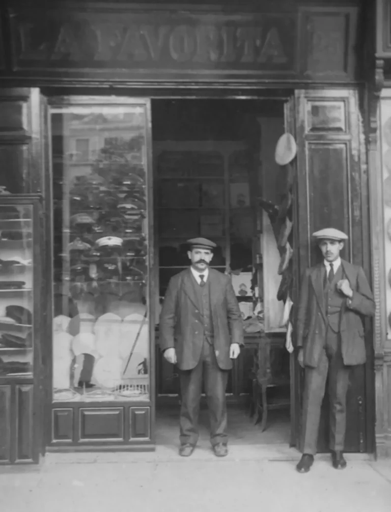 Teodoro Enguita en la puerta de La Favorita con su hijo Antonio (foto de 1914)