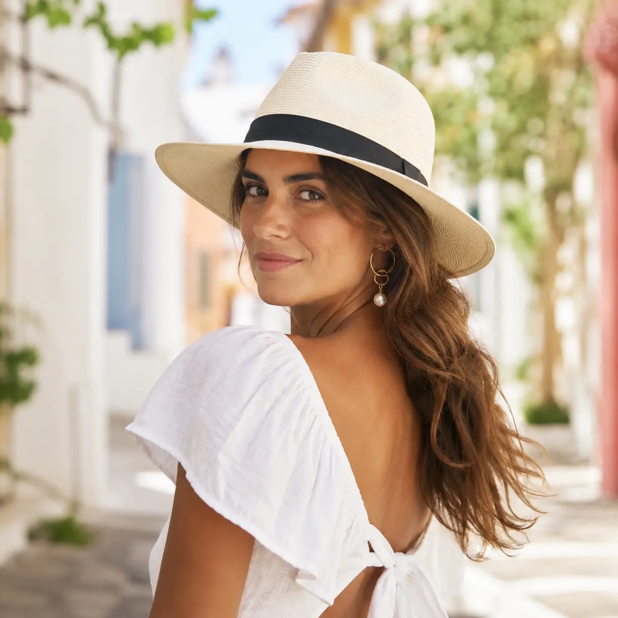 Mujer con precioso sombrero panamá