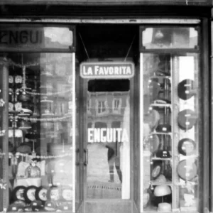 Foto antigua de la fachada de La Favorita