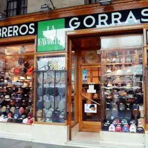Fachada de La Favorita fundada en 1894 en el número 25 de la Plaza Mayor de Madrid