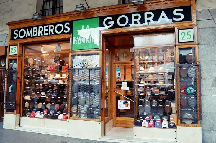 Fachada de La Favorita fundada en 1894 en el número 25 de la Plaza Mayor de Madrid