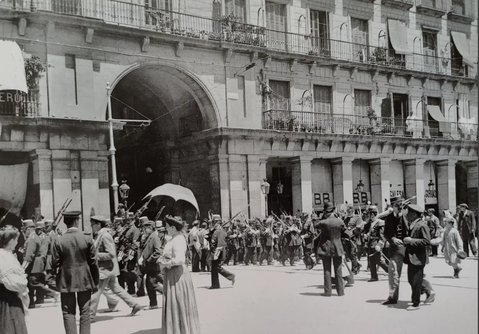 Fotografía histórica de la Plaza Mayor de Madrid y de los soportales donde ya se encontraba La Favorita Casa Enguita.