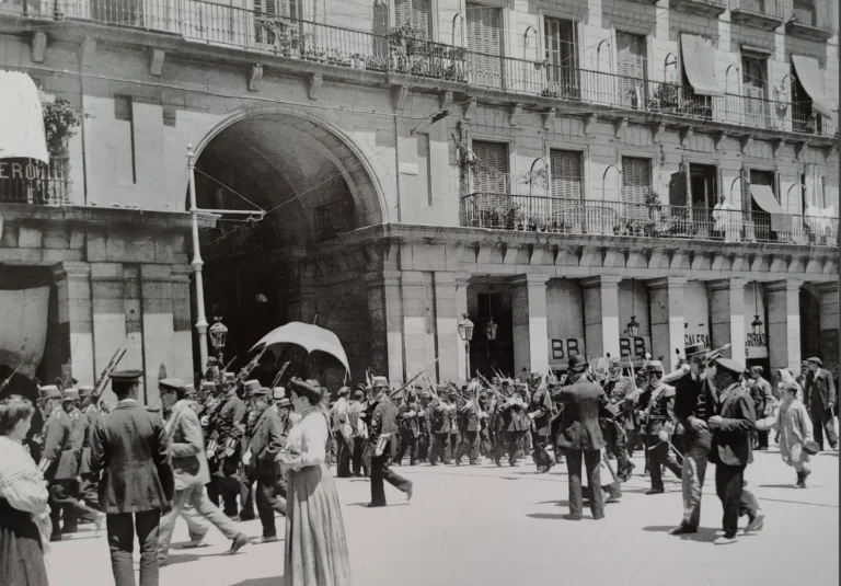 Fotografía histórica de la Plaza Mayor de Madrid y de los soportales donde ya se encontraba La Favorita Casa Enguita.