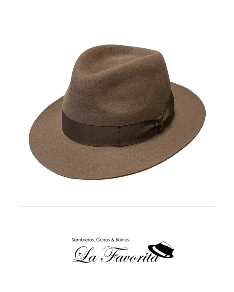 Sombrero Fedora Borsalino camel visto en tres cuartos, con copa marcada, cinta y ala